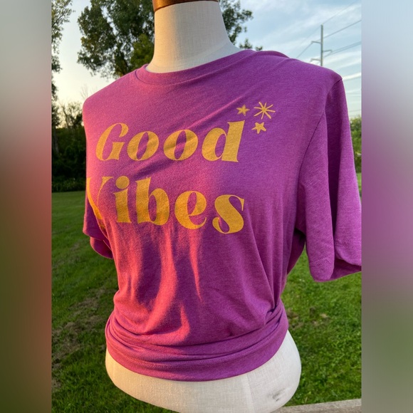 Good Vibes Purple Graphic T-Shirt / Positive Happy Aesthetic - Picture 1 of 5